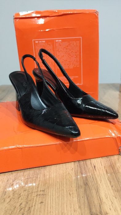 Элегантные черные туфли-слингбэки