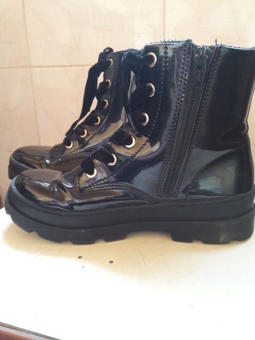 Продаются ботинки.