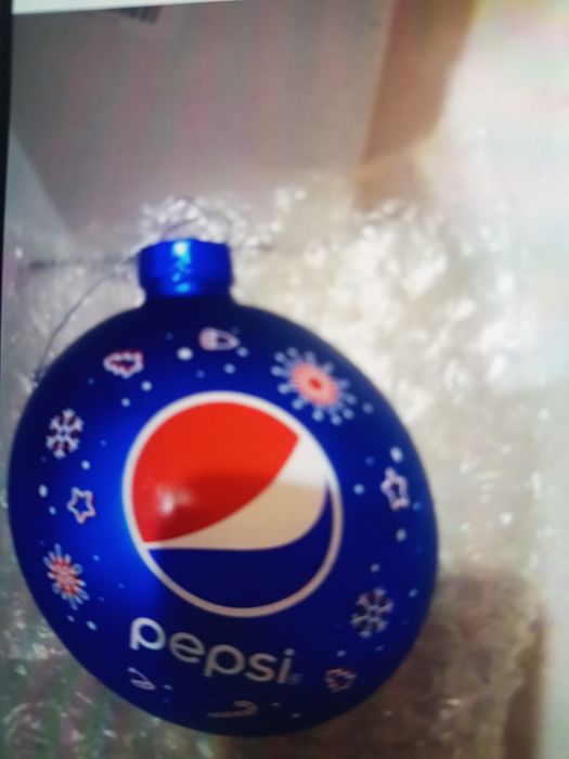 Продаются новогодние игрушки.