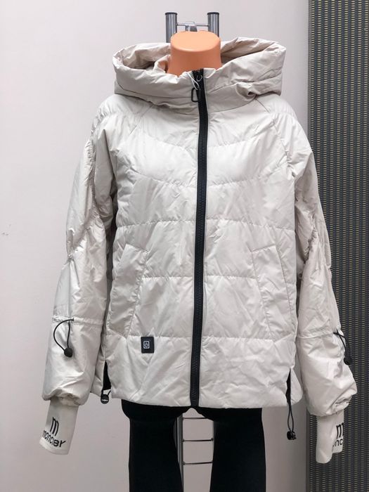 Geaca la moda bej și negru