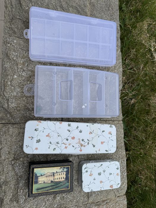 различни кутии и ковчези