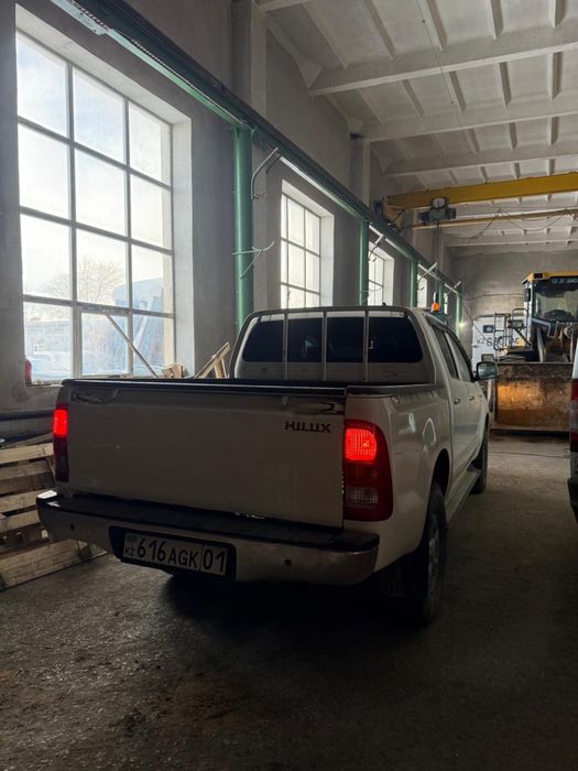 Срочно продам Toyota Hilux2011