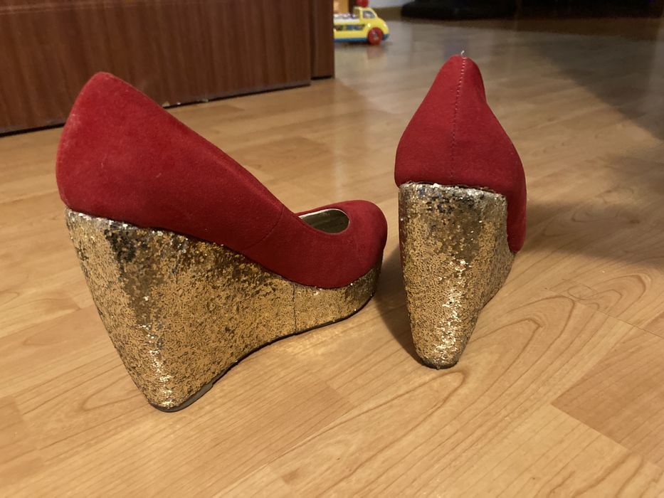 Pantofi rosii cu talpa aurie, platforme, 36