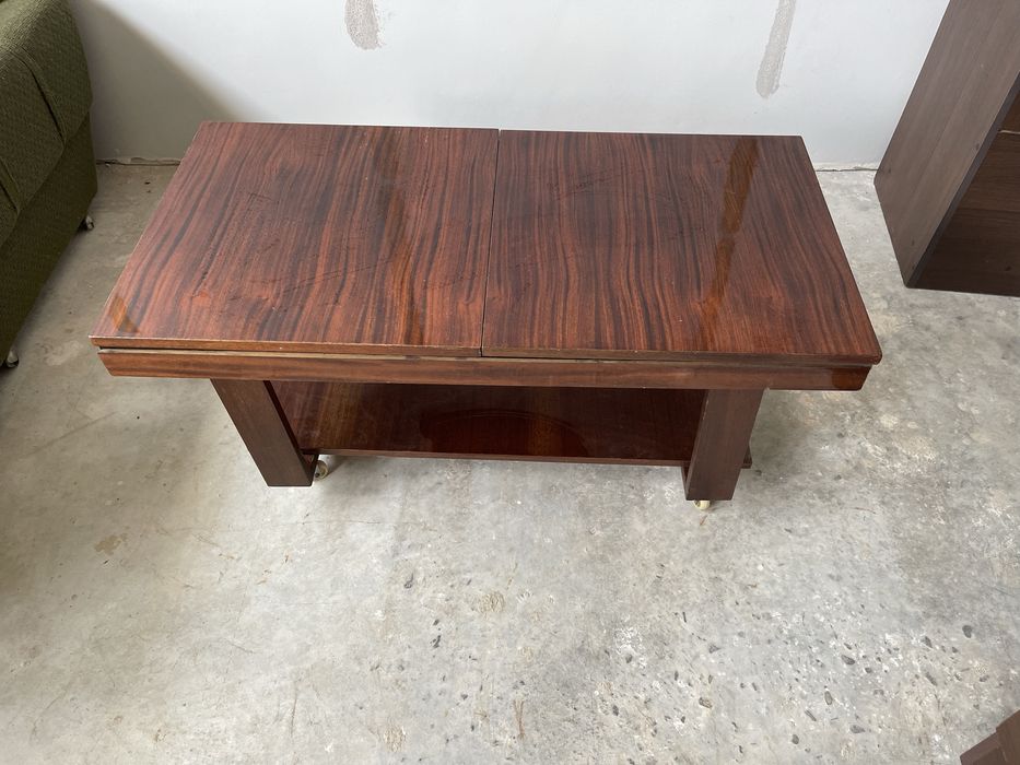 Масивна дървена маса