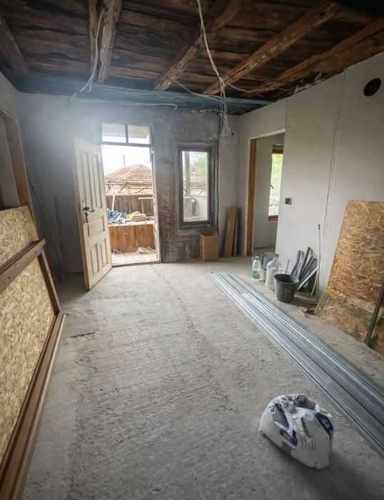Реновирана къша с голям двор в село Драганово