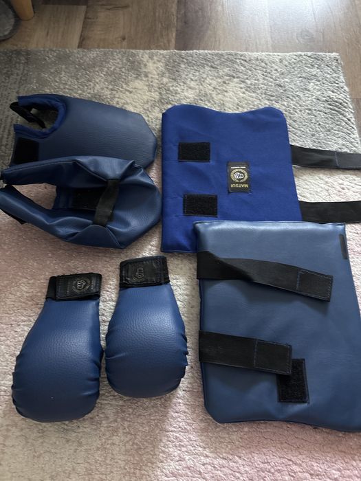 Lot manusi, papucei si gambiere pentru karate