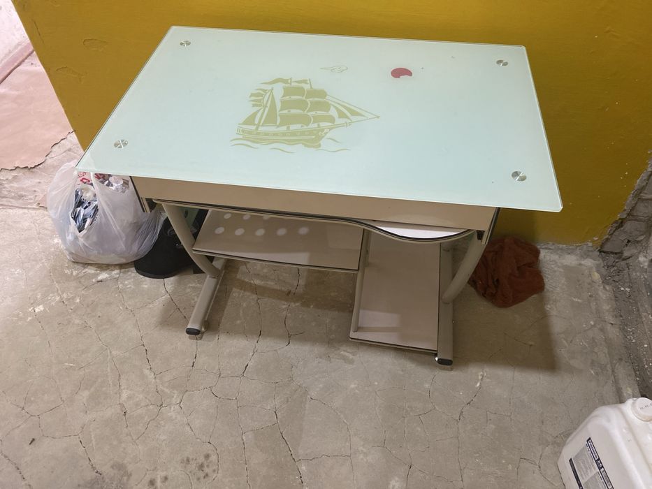 Продам  столик недорго