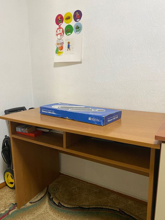 Письменный качественный добротный стол