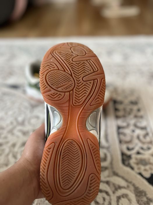 Продам волейбольные кроссовки Mizuno