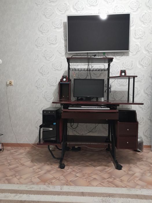 Продам компьютерный стол