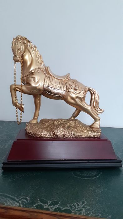 Статуэтка коня..