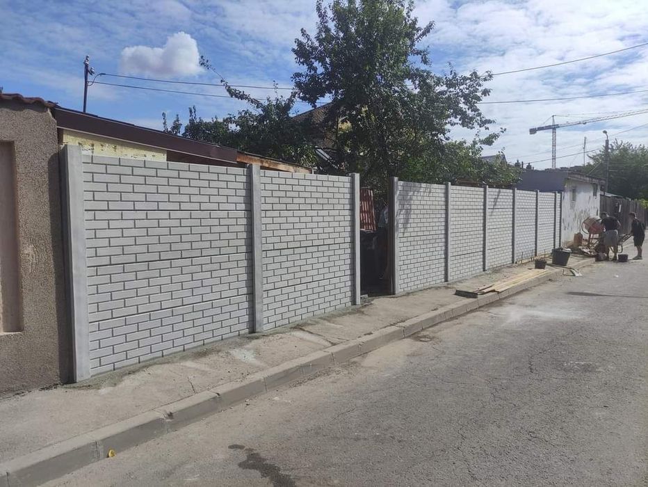 Executam garduri si porti