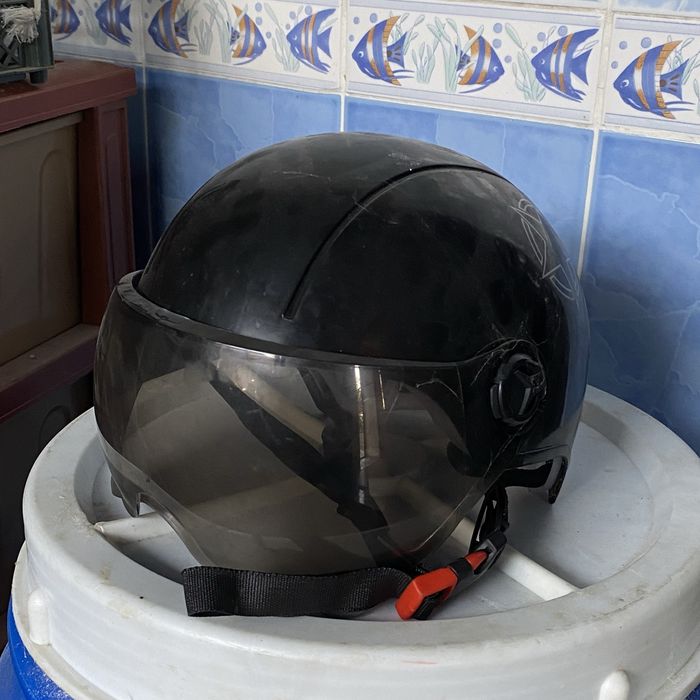 Каска скутера.