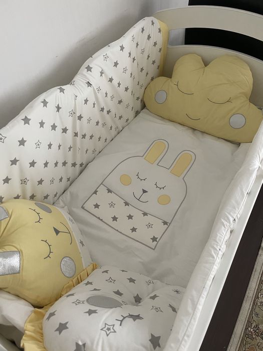 Детская кроватка с маятником