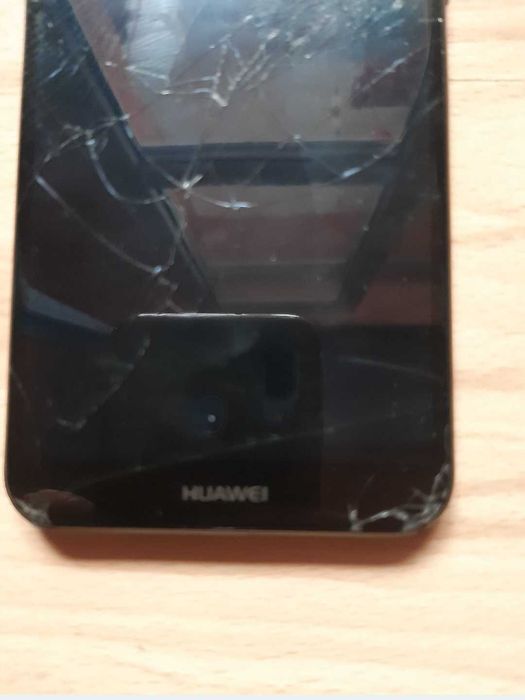 Телефон HUAWEI, работещ и заключен с пукнат дисплей