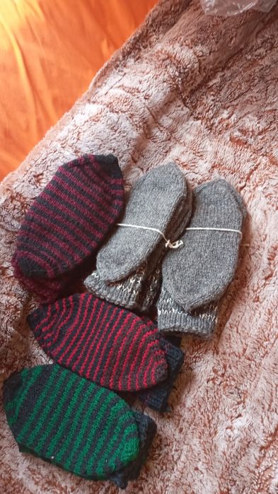 Вълнени чорапи ръчно плетени