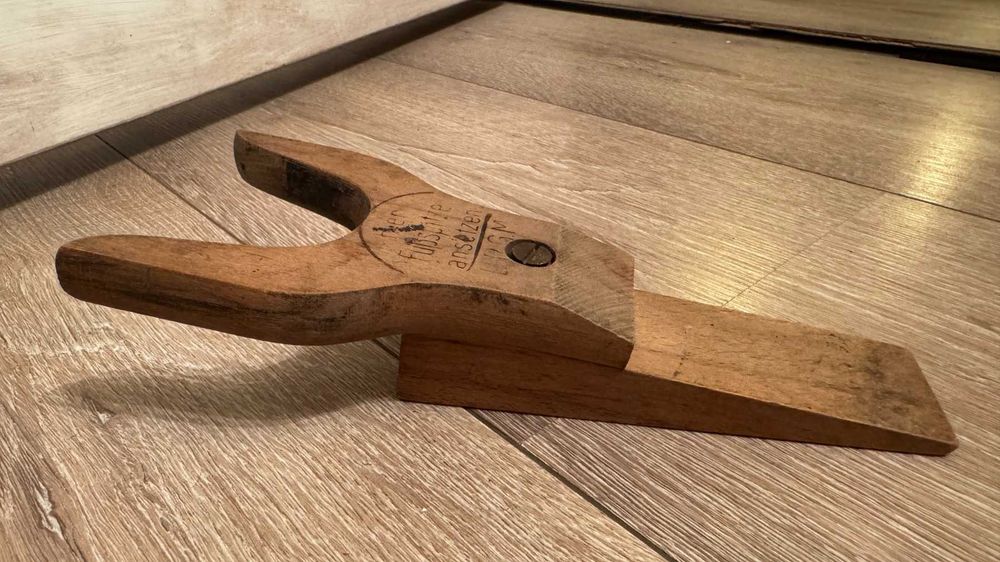 Антикварна дървена събувалка– Трети райх.