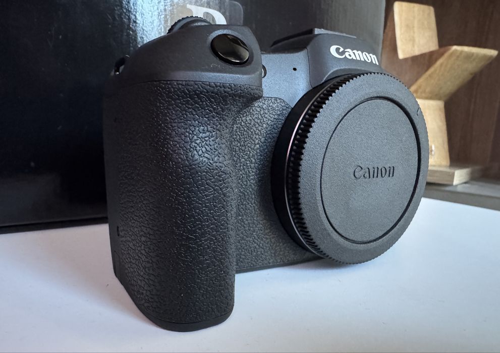 Фотоапарат Canon R8  гаранция  Грип и 4 батерии