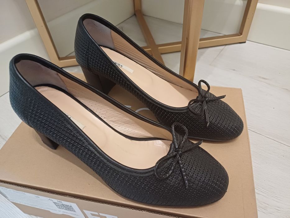 Продам чёрные  туфли 37 размера