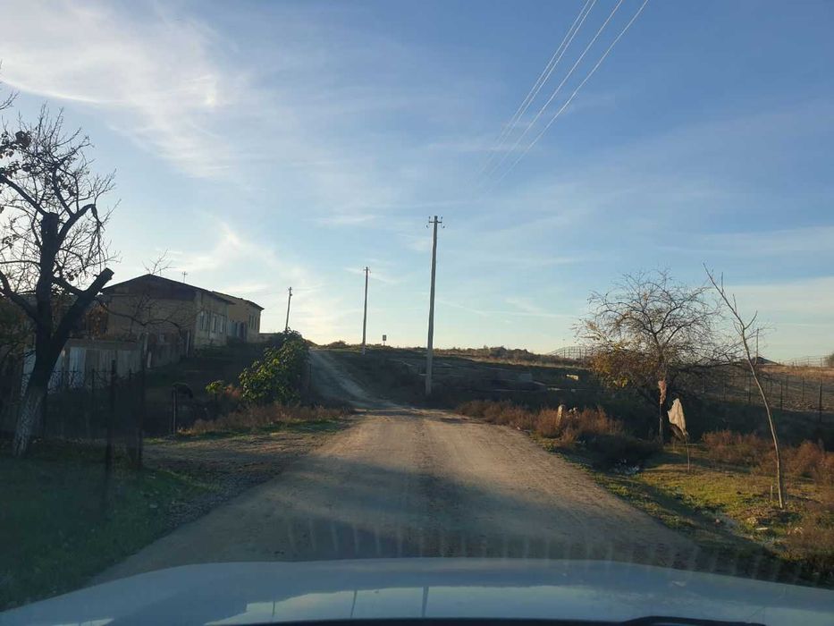 Қуш Қўнди махалласида ер сотилади.