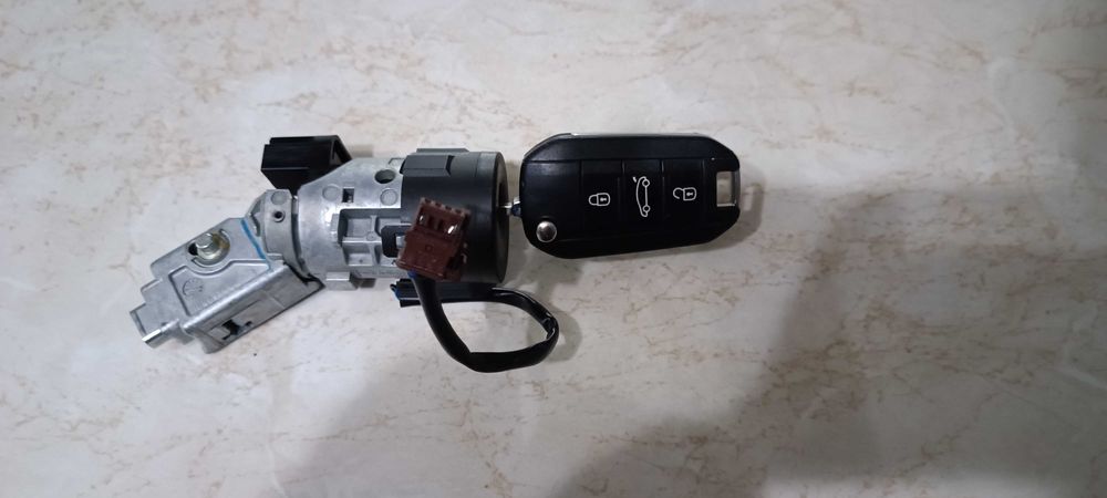 Продавам оригинален контактен ключ за Пежо 508