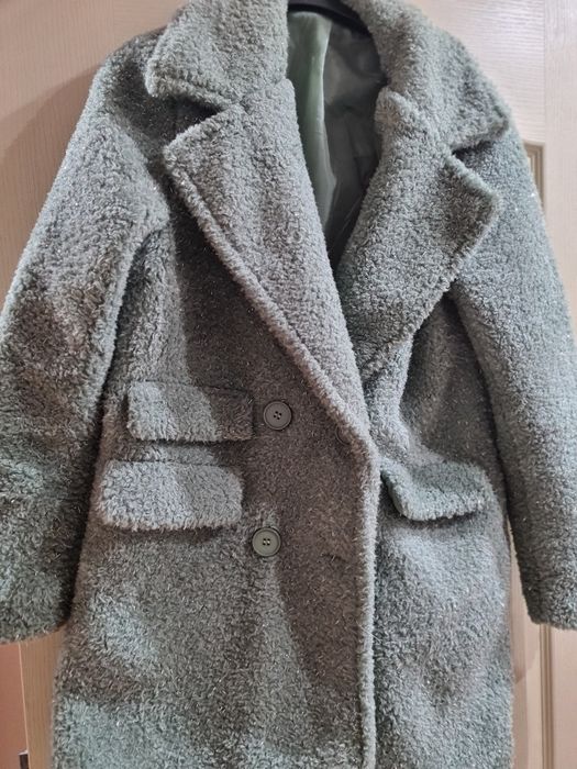 Светло зелено блестящо палто