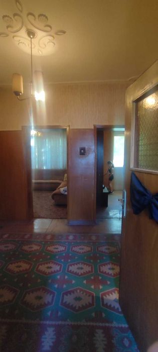 Продава се просторен етаж от къща (120 кв.м) с двор, гараж и таван в района на Месокомбината, гр. Асеновград