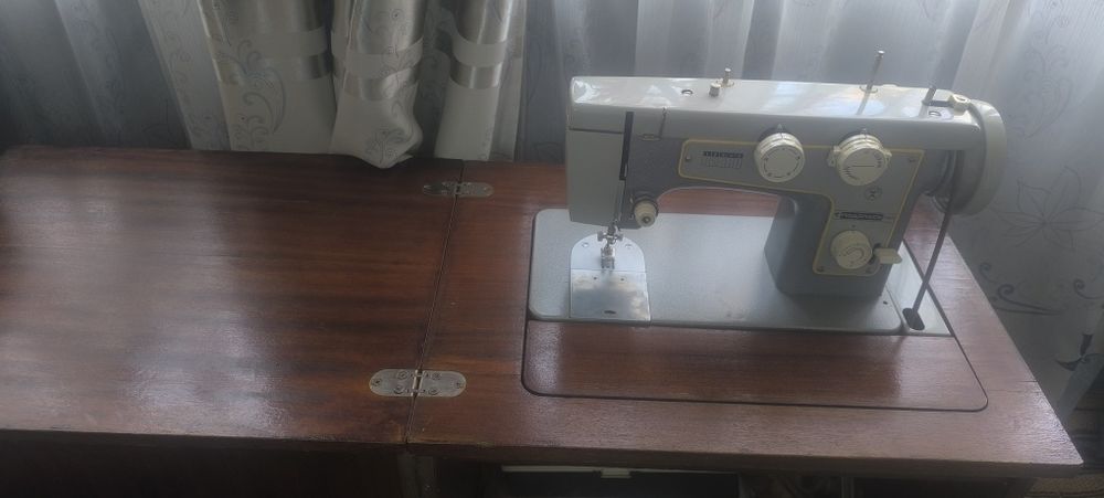 Швейную машинку , письменный стол