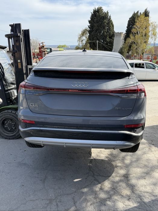 На части Audi Q4 35 e-tron 2024г Sline sportback 55kwh 170 конски сили sport auto супер запазена кола кожен салон отлични джанти и гуми.