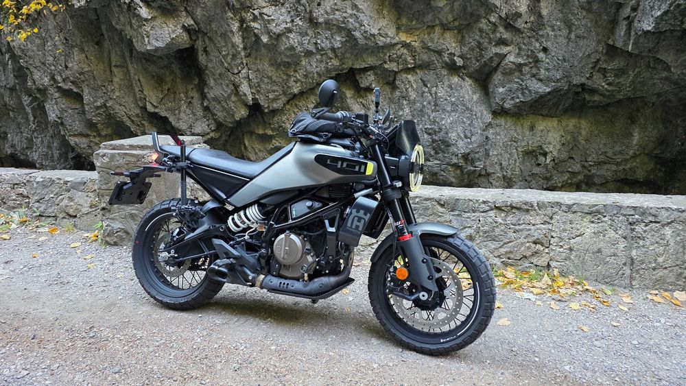 Motocicleta Husqvarna Svartpilen 401