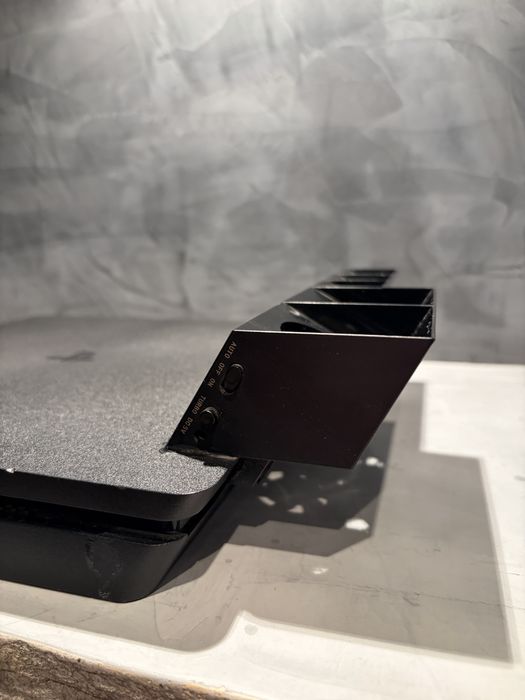 Ps4 Slim + 3 игри + охладителна система + зарядна станция