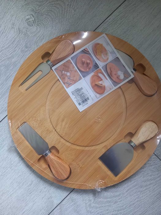 Дървена плато с прибори