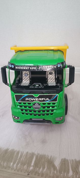 Большой игрушечный самосвал