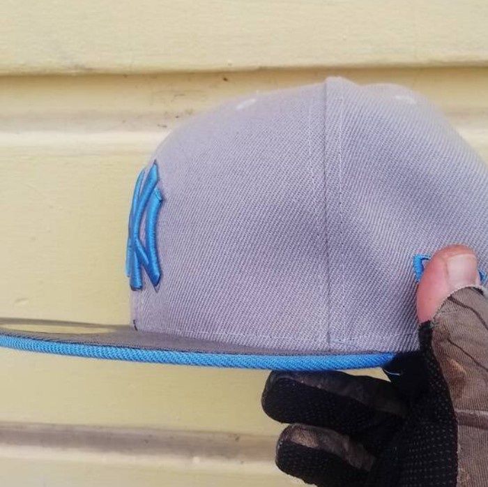 Шапка с козирка.