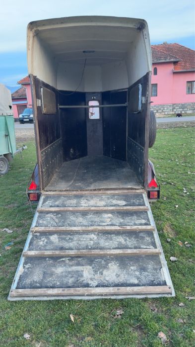 Vand remorca de un cal  jumate