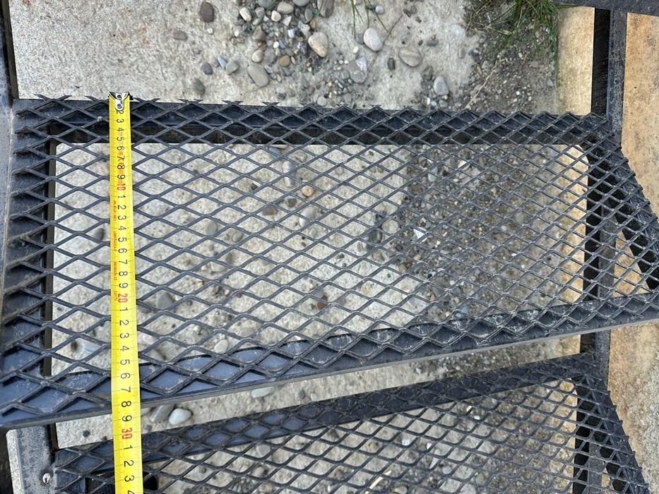 Vând scara metalică