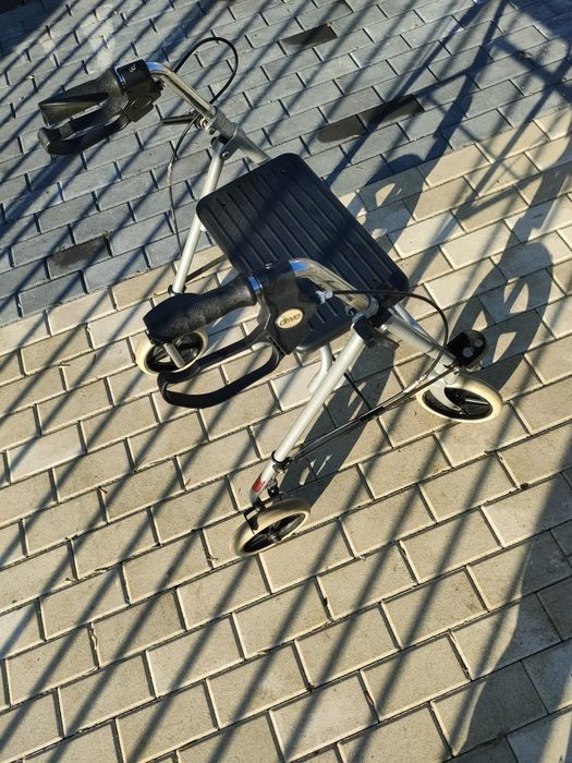 Vând rolator / cadru de mers cu 4 roți, potrivit pentru persoane în vâ