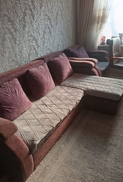 Продам угловой диван и кресло