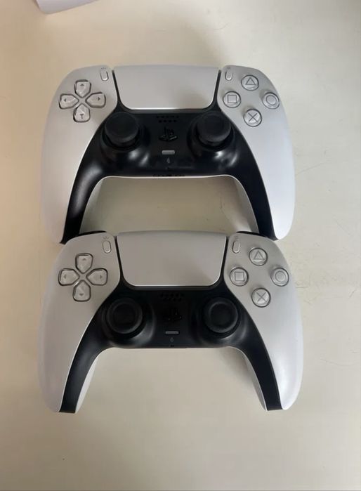 Playstation 5 с двумя джойстиками