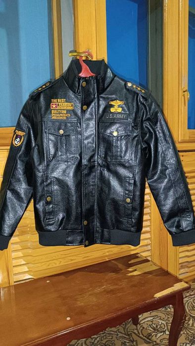 Kurtka. XL razmer. rangi qora. Xitoyda ishlab chiqarilgan.