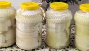 Brânza de oaie proaspătă și saramura