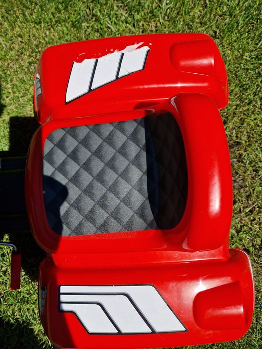 Tractor rosu cu pedale cu ax frontal si claxon