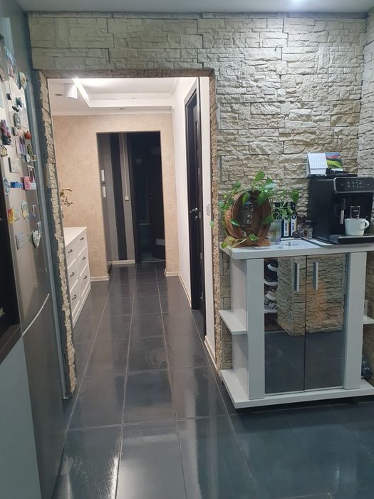 Vând apartament cu 3 camere decomandat Valea Roșie