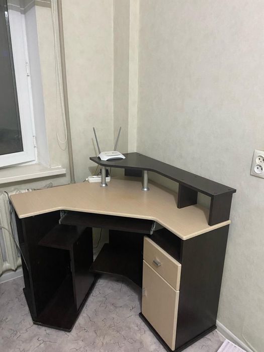 Угловой компьютерный стол