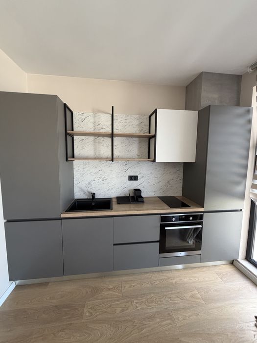 Кухни с пълно оборудване в различни цветове