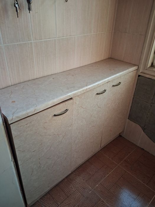 Кухонный гарнитур со шкафами и мойкой