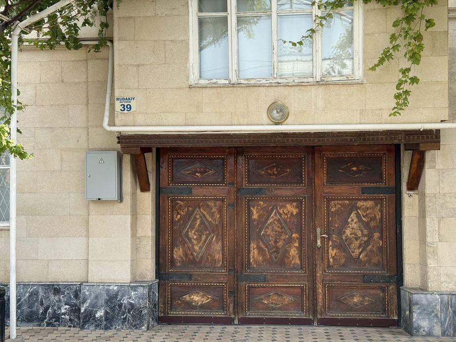 Тахта дарвоза сотилади