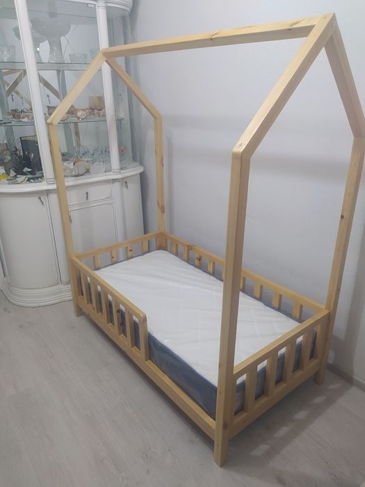 Продается новая детская кровать из дерева, покрытая лаком.