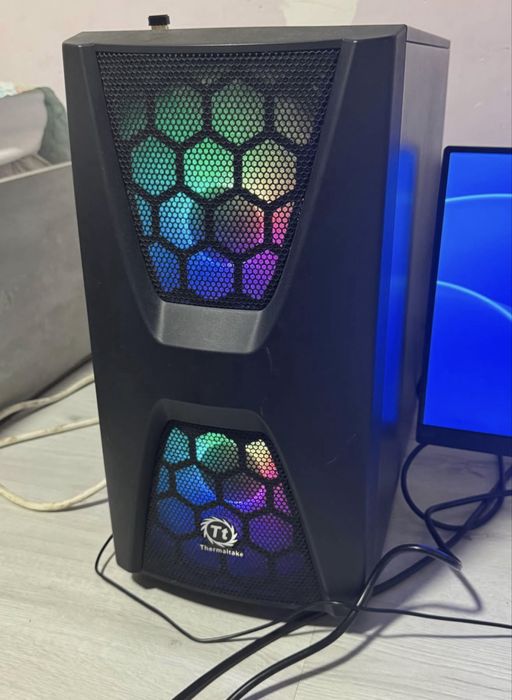 Продавам настолен компютър и монитор!