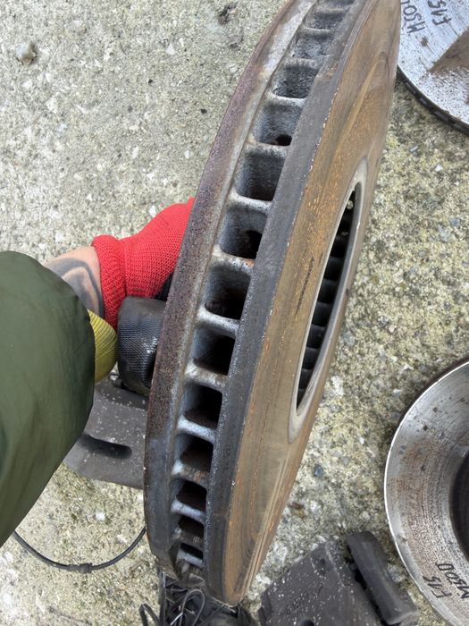 Спирачки бмв м50д х5 х6 ф15 ф16 (spirachki bmw x5 x6 m50d)